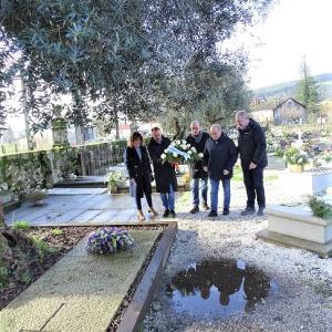 Ofrenda floral en el cementerio de Adina