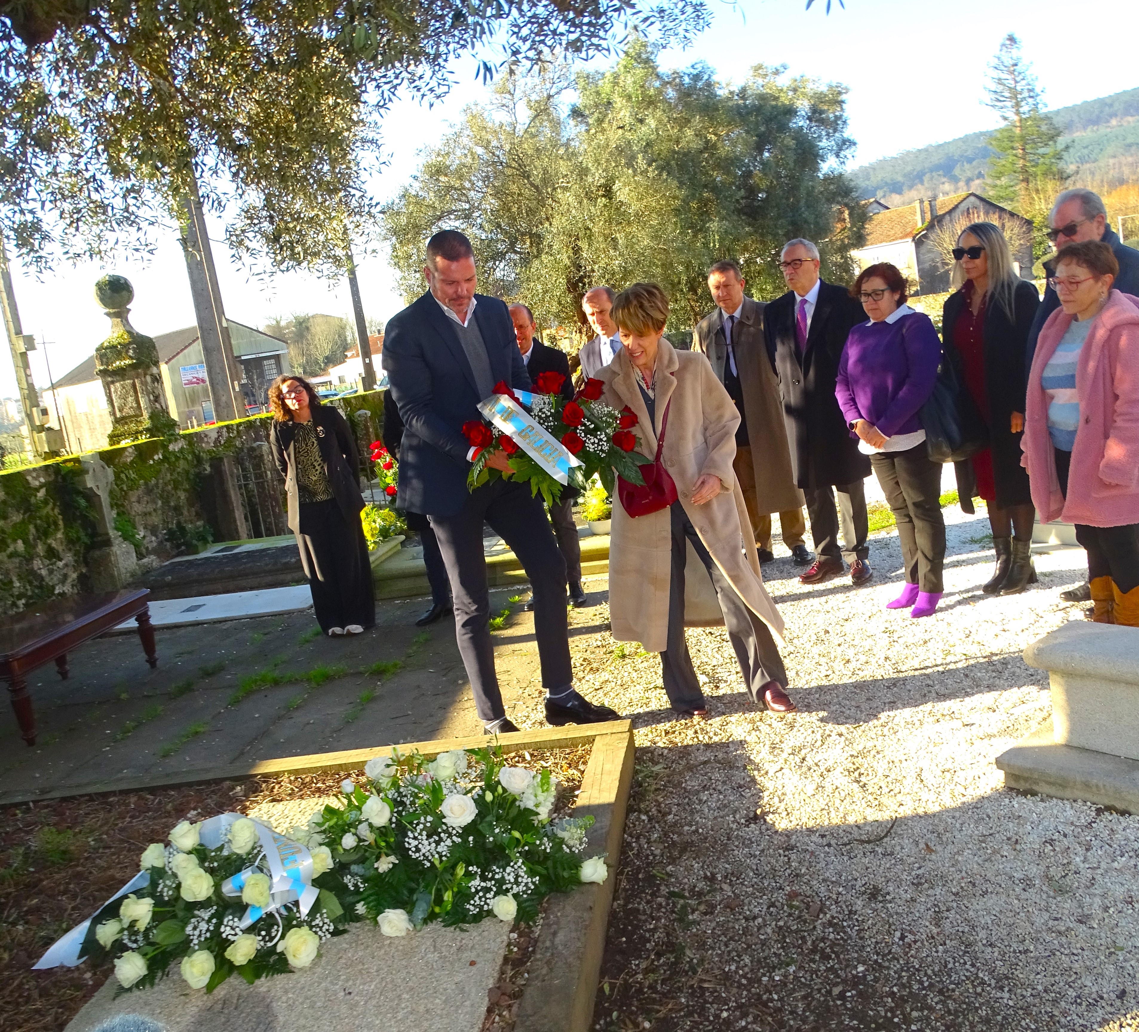Ofrenda floral en el cementerio de Adina.