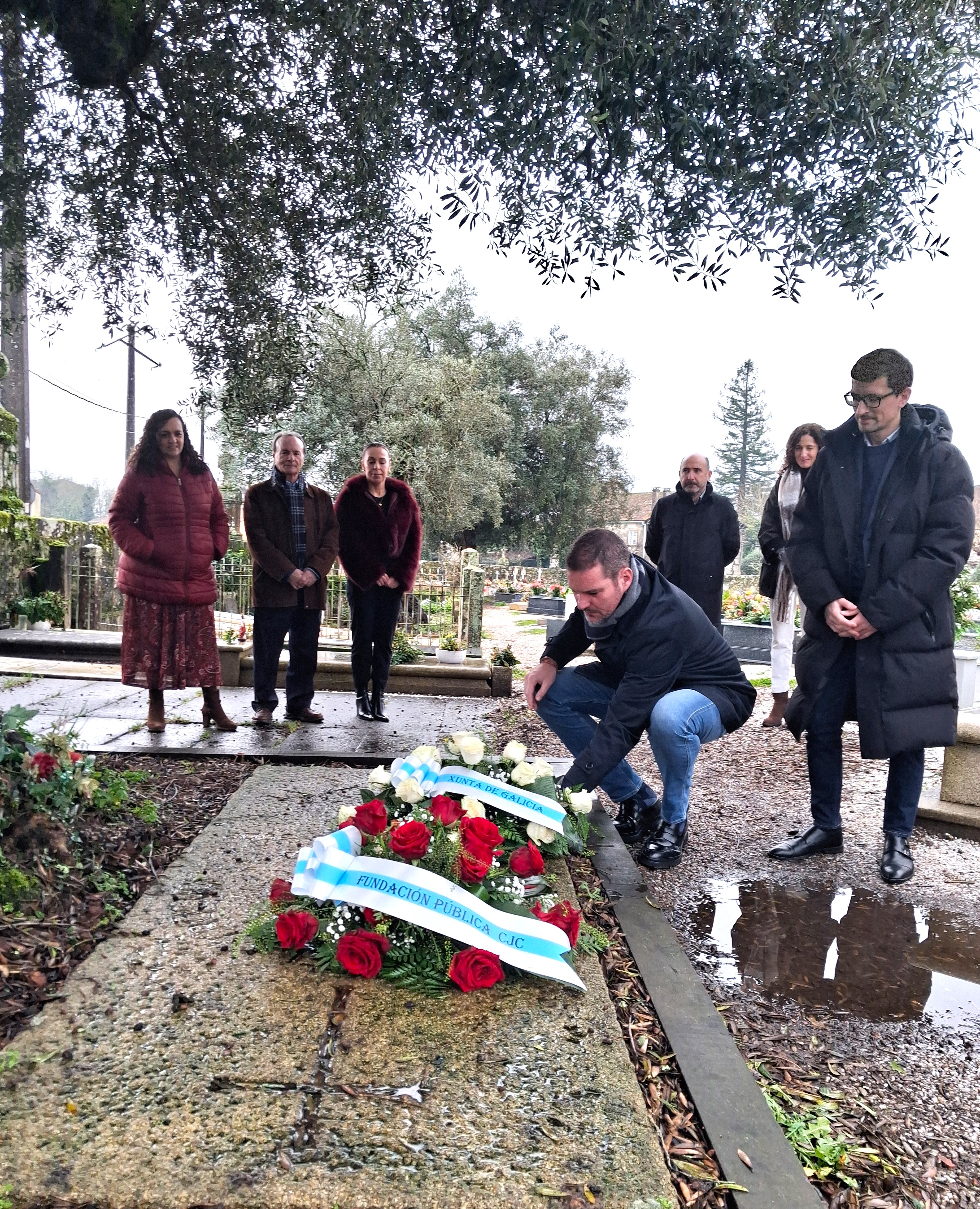 Ofrenda floral en el cementerio de Adina, Iria Flavia.