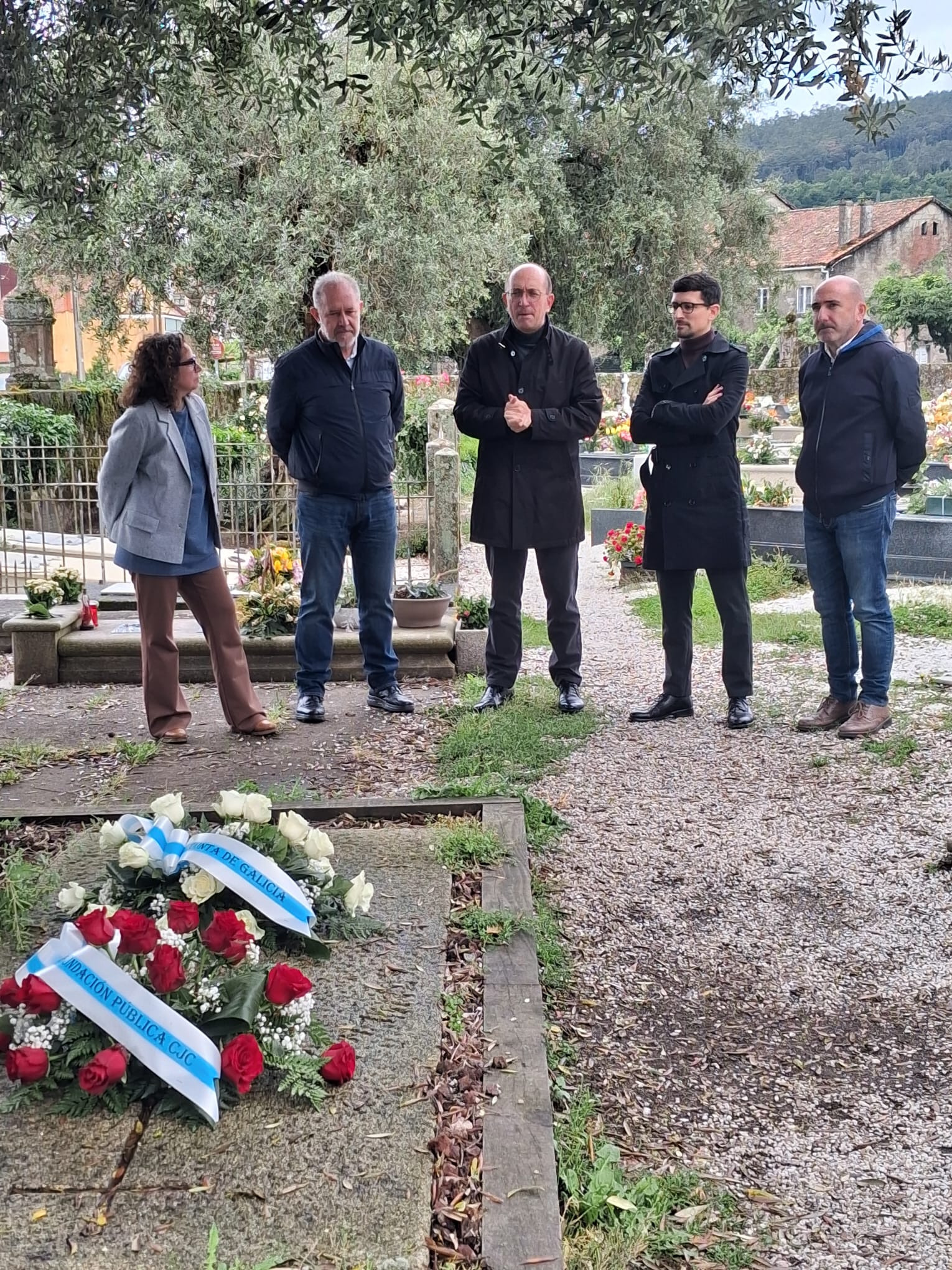 Ofrenda floral en el cementerio de Adina.