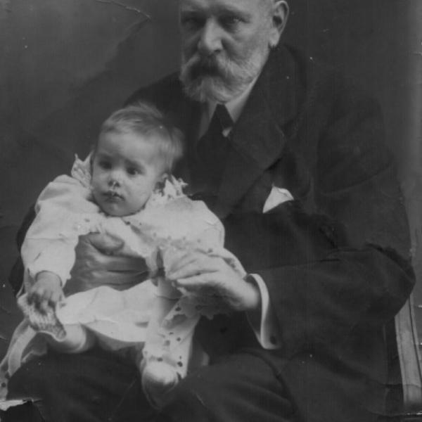 CJC en brazos de su abuelo, John Trulock. ©