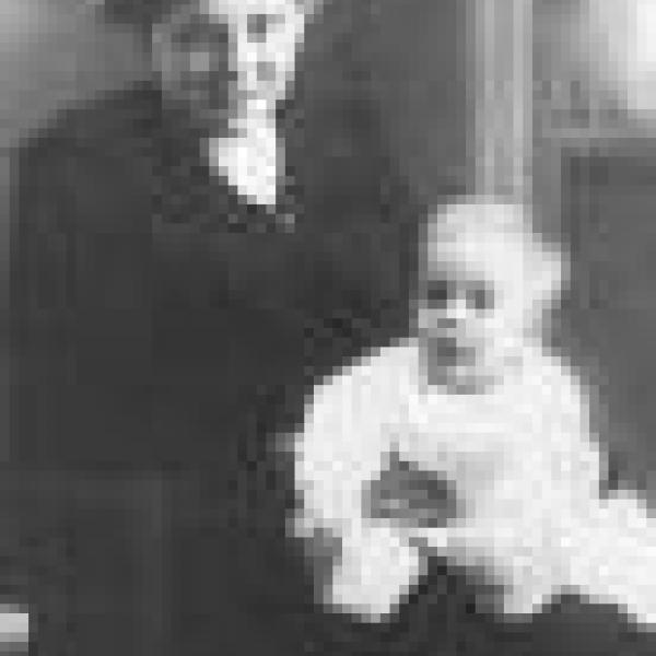 CJC en brazos de su madre. ©