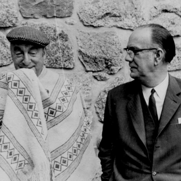 Con Pablo Neruda. ©