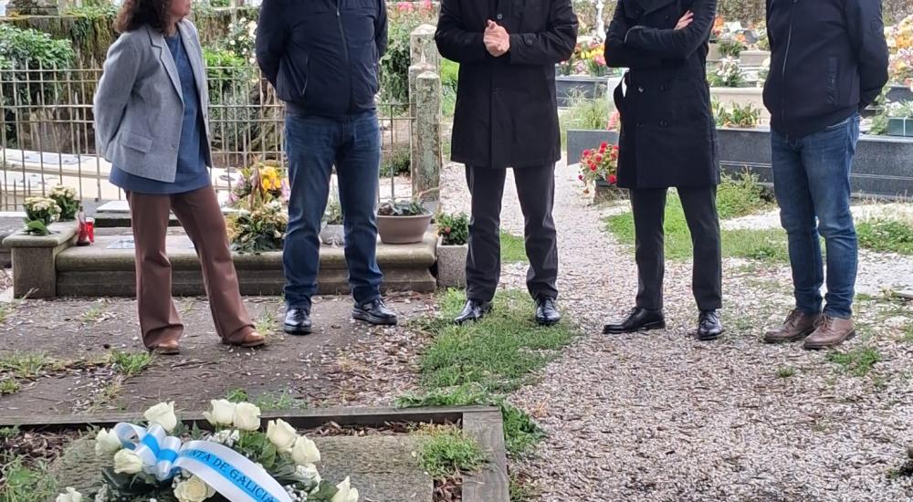 Ofrenda floral en el cementerio de Adina.