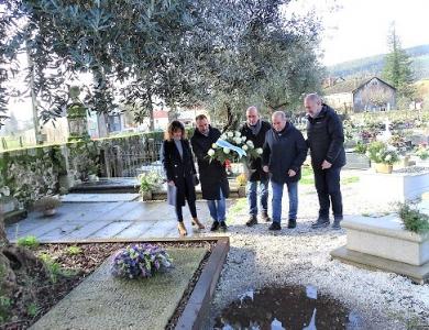 Ofrenda floral en el cementerio de Adina