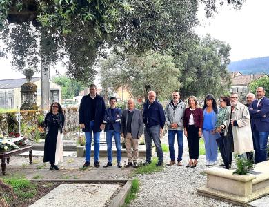 Ofrenda floral en el cementerio de Adina.