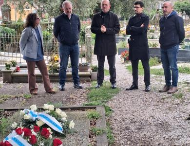 Ofrenda floral en el cementerio de Adina.