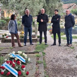 Ofrenda floral en el cementerio de Adina.